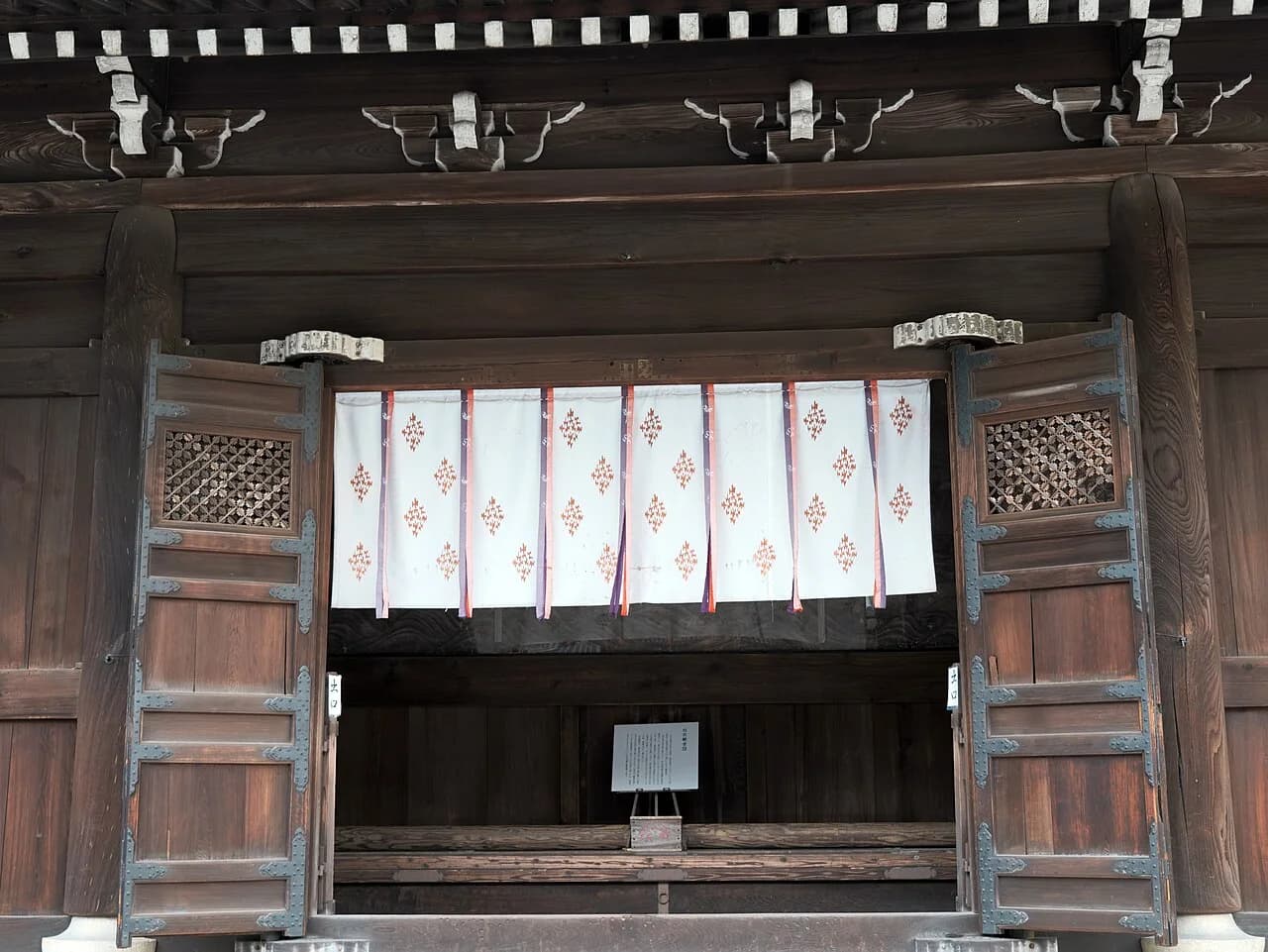 Exterior doorway of Butsuden Hall at Sennyu-ji