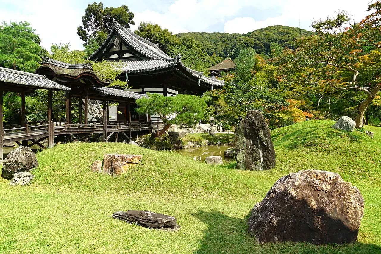 Garden and traditional building at Kodai-ji