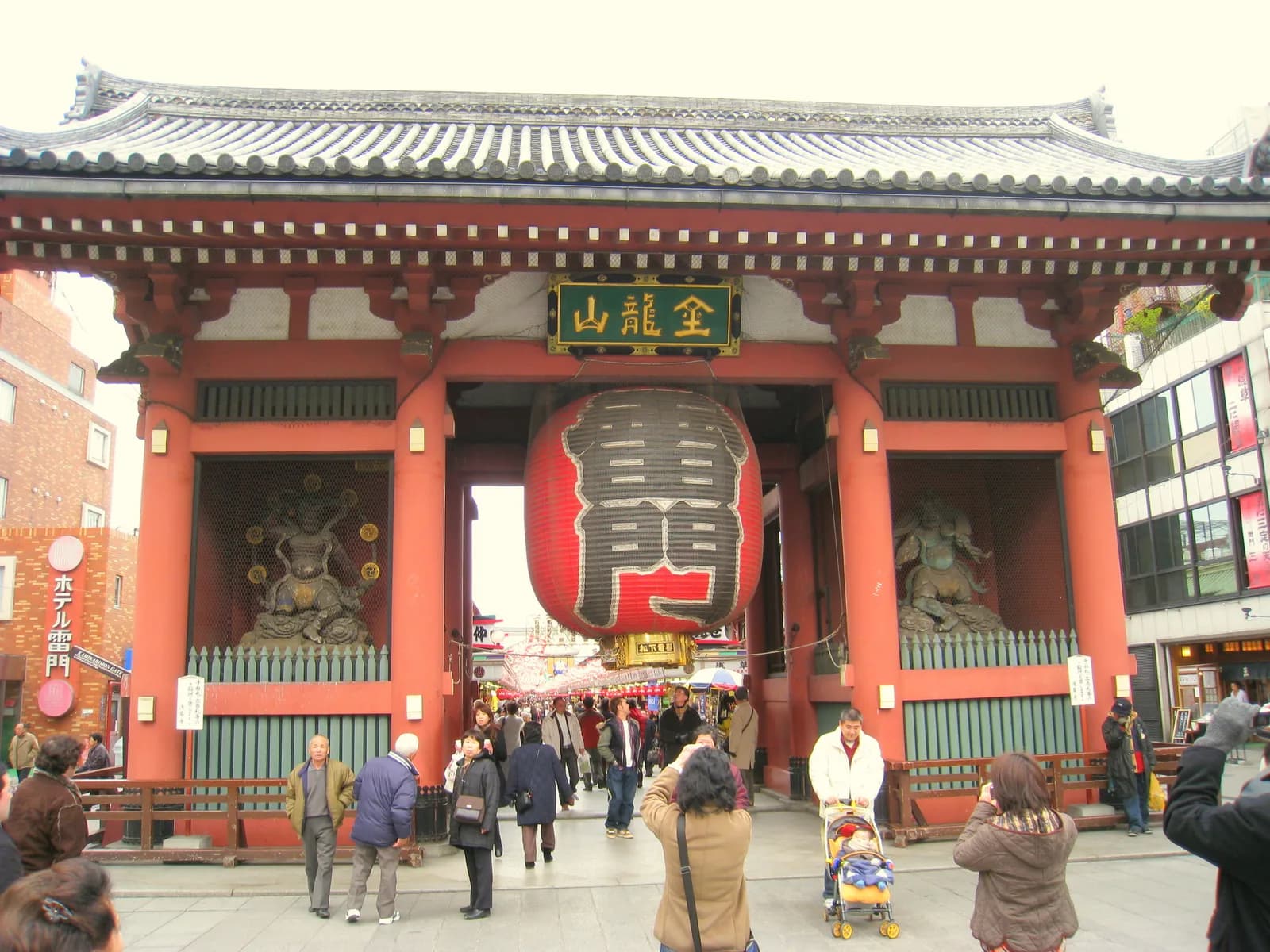 Kaminarimon Gate and its large red lantern in Asakusa