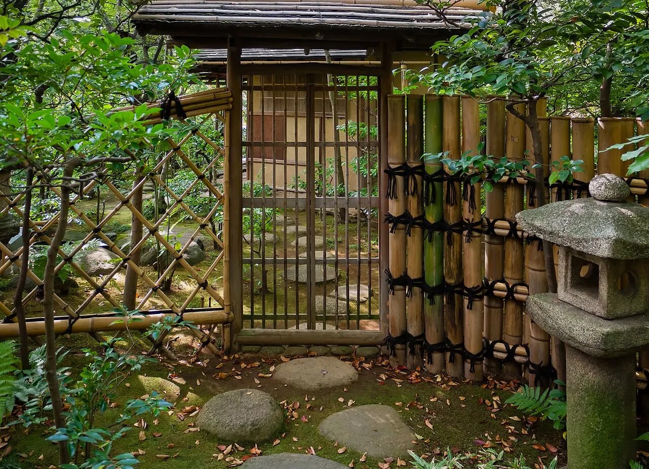 Stone lantern and bamboo in the Nezu Museum garden