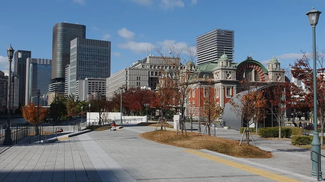 Nakanoshima park paths and historic architecture