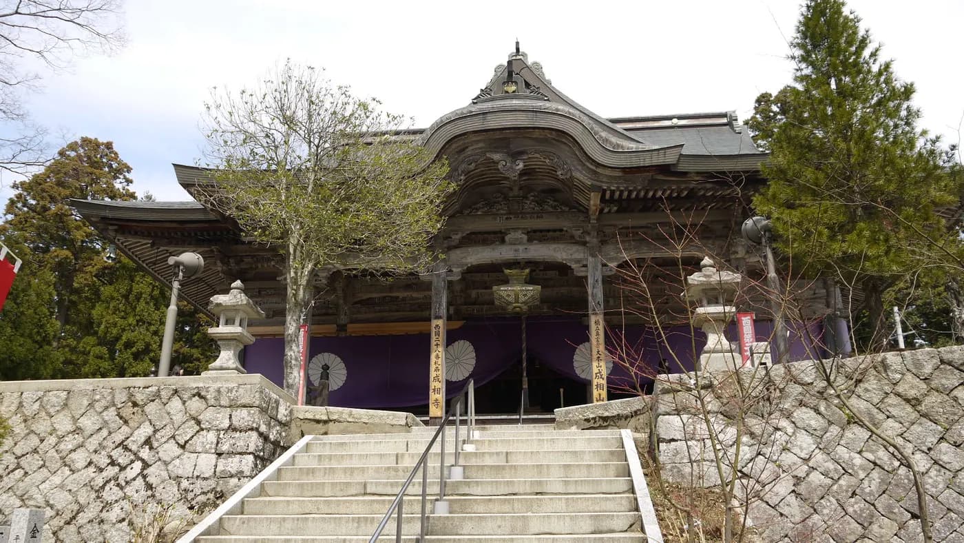 Entrance steps and main hall at Nariai-ji